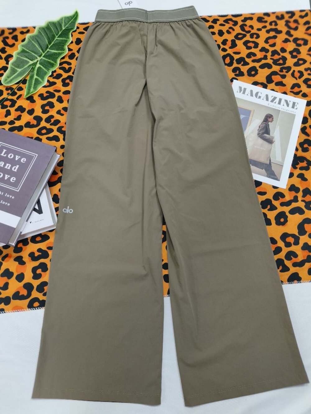 Brand New ALO Yoga Suit Up Olive Trouser💚Relaxed Fit Regular 30" Inseam🧃 - Picture 4 of 7